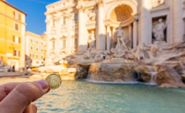 Фонтан Треви в Италии куда попадают деньги брошенные туристами в воду 