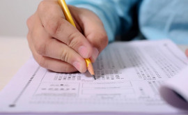 Elevii din clasele gimnaziale și liceale vor rezolva teste similare cu cele de la examen
