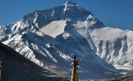 Accesul străinilor pe Muntele Everest redeschis de China