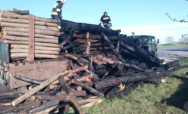 O remorcă încărcată cu lemne a luat foc din mers