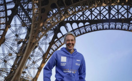 O atletă franceză a cucerit Turnul Eiffel folosind forța mîinilor