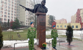În parcul de lîngă monumentul lui Ion Soltîs din Minsk se amenajează o alee