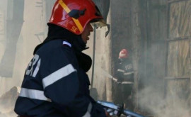 Proprietarul unui apartament în flăcări salvat de pompieri