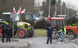 Protestele au fost reluate Fermierii polonezi blochează două puncte de control
