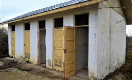 В десятках школ по всей стране ученики имеют доступ только к туалетам во дворе