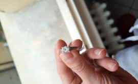 Un inel cu diamant pierdut pe plajă sa întors în mod miraculos la proprietara sa