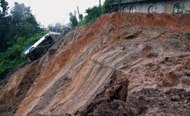 O puternică alunecare de teren sa produs în India un drum național a fost distrus