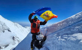 Povestea unui moldovean care a urcat pe cel mai înalt munte din lume