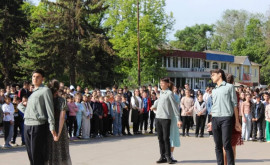 Ко Дню Победы в одной из школ на юге Молдовы провели торжественную линейку 