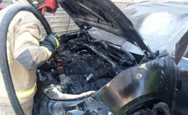 Столичные пожарные потушили пламя охватившее автомобиль