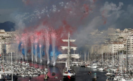  Flacăra olimpică a ajuns în Franța