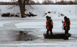 Salvatorii explică cum să procedezi dacă nimereşti sub gheață FOTO 