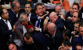 Bătaie în Parlamentul turc în cursul dezbaterilor VIDEO