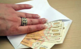 В Молдове более 80 работников получают зарплату в конвертах