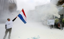 Protest inedit la Bruxelles În faţa Consiliului European a nins culapte praf