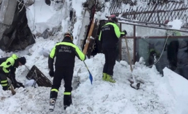 Publicația Charlie Hebdo ia peste picior drama italienilor sufocați de avalanșă