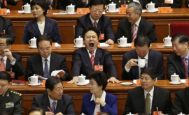 Китайских чиновников наказали за сон на совещании о лени