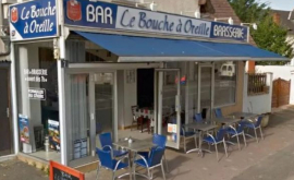 O cafenea mică din Franța a fost asaltată de clienți Motivul