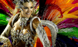 Платформа с танцовщицами протаранила ограду на карнавале в Рио