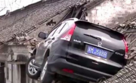 Китайский водитель залетел на машине на крышу дома ВИДЕО