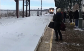 В штате НьюЙорк прибывший поезд засыпал снегом людей на перроне ВИДЕО