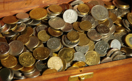 Семейная пара нашла в подвале три тысячи старинных монет ФОТО