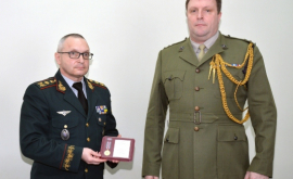 Военный атташе Великобритании награжден медалью Минобороны РМ 