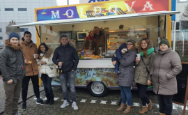 Moldoveanca din Germania bucură oamenii cu placintele ei Foto