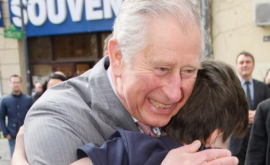 Принц Чарльз нарушил протокол чтобы обнять мальчика в Румынии