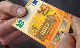 O nouă bancnotă de 50 de euro a intrat astăzi în circulație