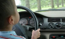 8летний мальчик сел за руль и отвез младшую сестру в ресторан