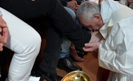Papa Francisc a spălat picioarele unor deținuți