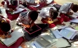 Директор школы учит детей писать обеими руками одновременно ФОТО