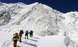 Amendă pentru un alpinist care a încercat să escaladeze Everestul