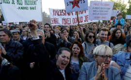 Чехи массово требуют отставки президента