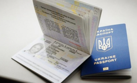 Sute de ucraineni se îmbulzesc pentru a obține pașapoarte biometrice