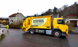 O companie din Suedia testează un camion autonom de gunoi VIDEO