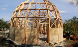 Un moldovean a construit o casăcupolă Video