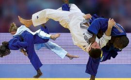 Instructorii japonezi de Judo împărtășinduși măestria tinerilor admiratori moldoveni 