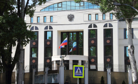 Diplomații ruși declarați persona nongrata au părăsit Moldova