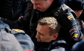 Навальный приговорен к тюремному заключению