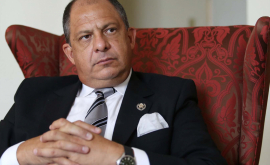 Президент КостаРики проглотил осу во время интервью ВИДЕО
