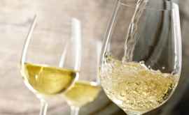 Beneficiile neştiute ale vinului alb