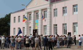 В Комрате около сотни граждан требовали отставки трех депутатов НСГ