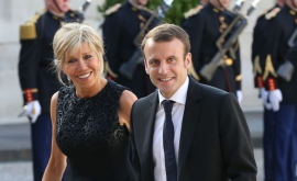 Trump surprins făcândui complimente soției lui Macron VIDEO