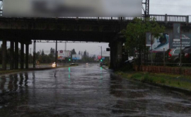 Situație critică în capitală Două străzi inundate