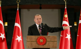 Erdogan îi îmbracă în uniforme pe inculpații închiși pentru terorism 
