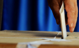  Politicienii continuă să examineze potenţialele consecinţe ale sistemului electoral mixt