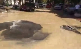 Inundația din centrul capitalei provocată de o țeavă veche de 42 de ani 