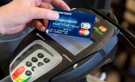 Все больше жителей Молдовы расплачивается банковскими картами